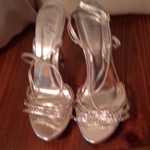 Elegant Silver Strappy Women's Heels - Picture 1 of 4